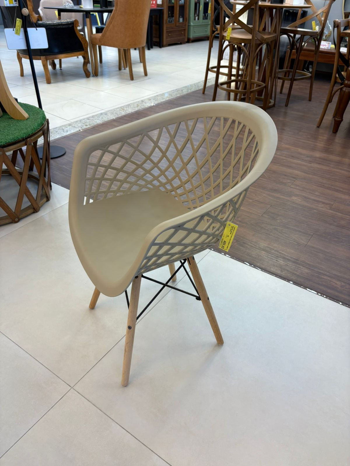 Cadeira Eiffel Base Mad C/braco Fendi T1 Vazado Trama
